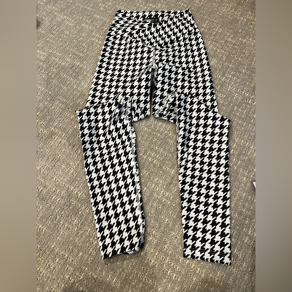 Houndstooth leggings by Beach riot